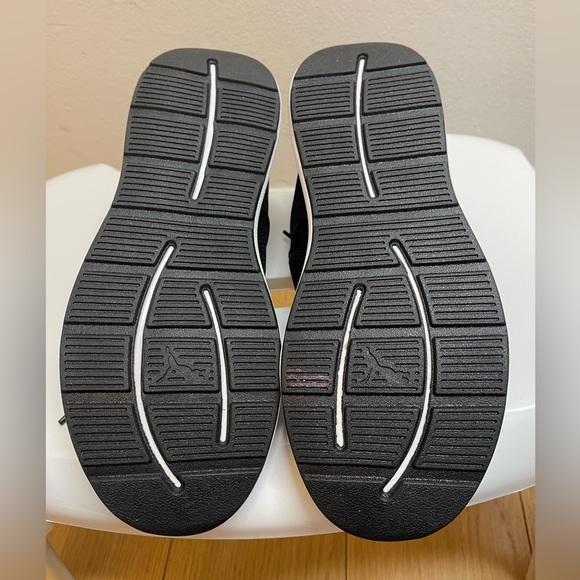 Puma Insurge Mesh 2.0 with Softfoam+ Sneakers Size 7.5 Wns - Picture 2 of 5